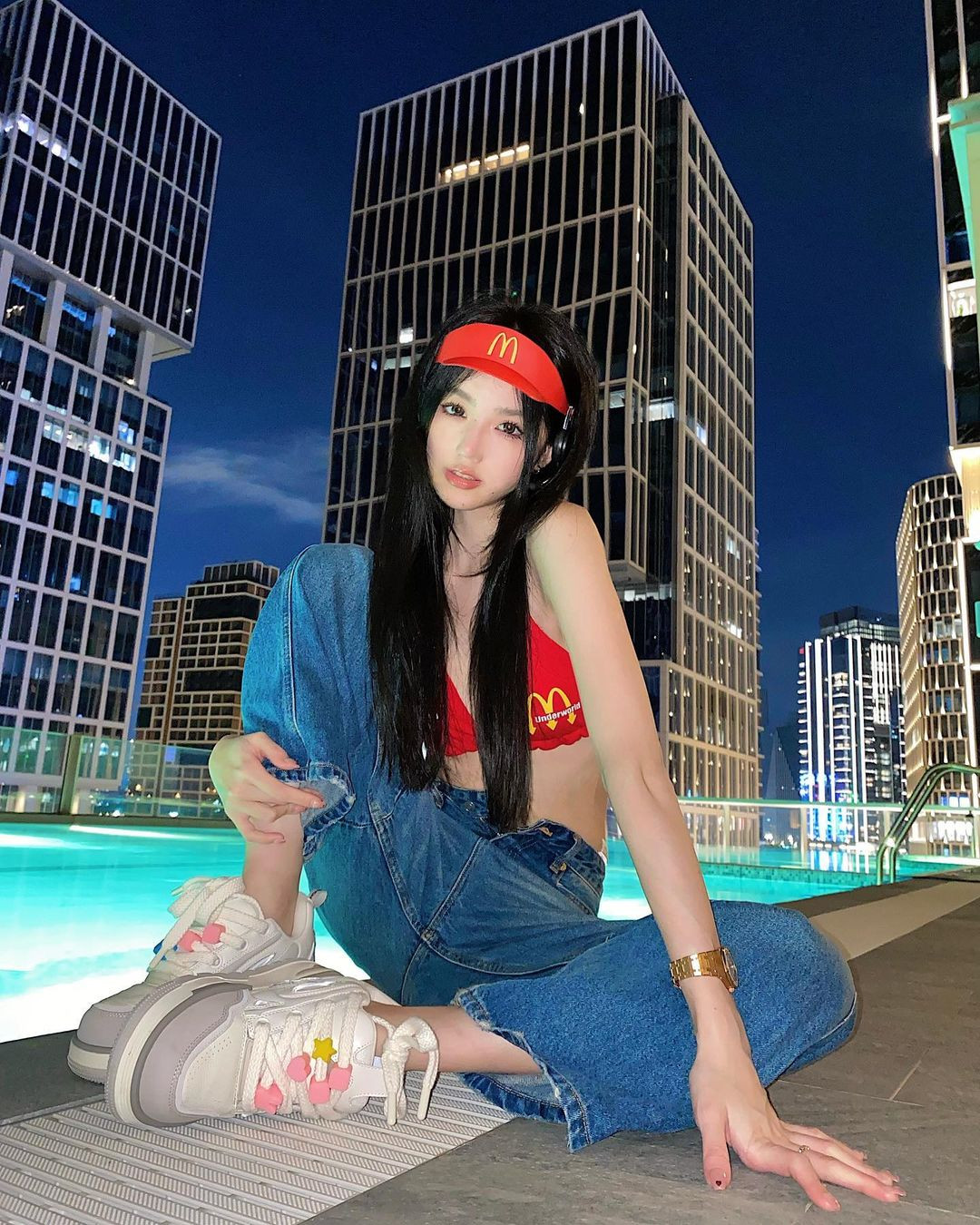 Cuộc sống của cô ngập trung nhung lụa, thường xuyên diện những bộ đồ đắt tiền, check-in tại nơi sang chảnh.