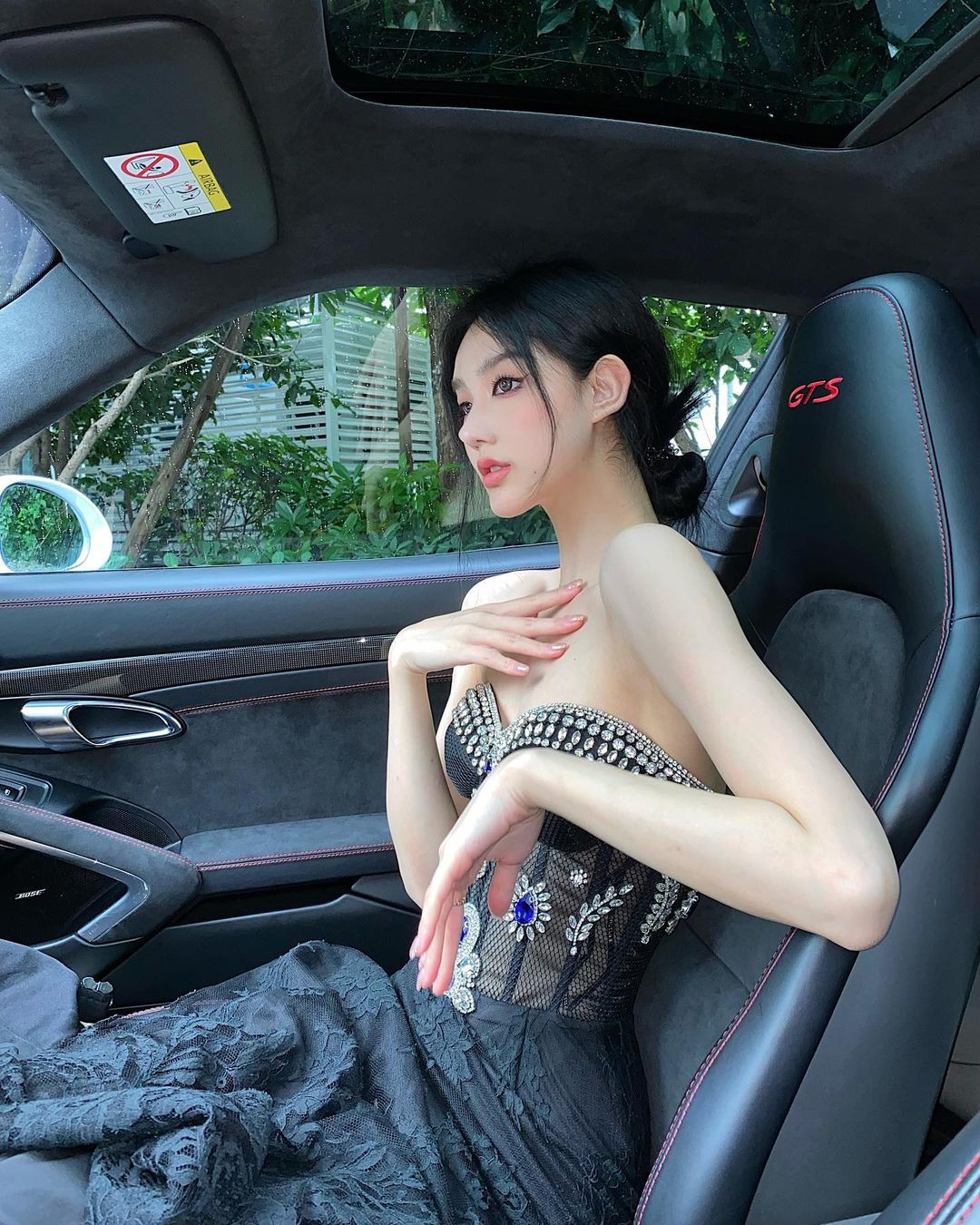 Cô thường xuyên được mới tới các show diễn thời trang nổi tiếng với tư cách là khách mời.