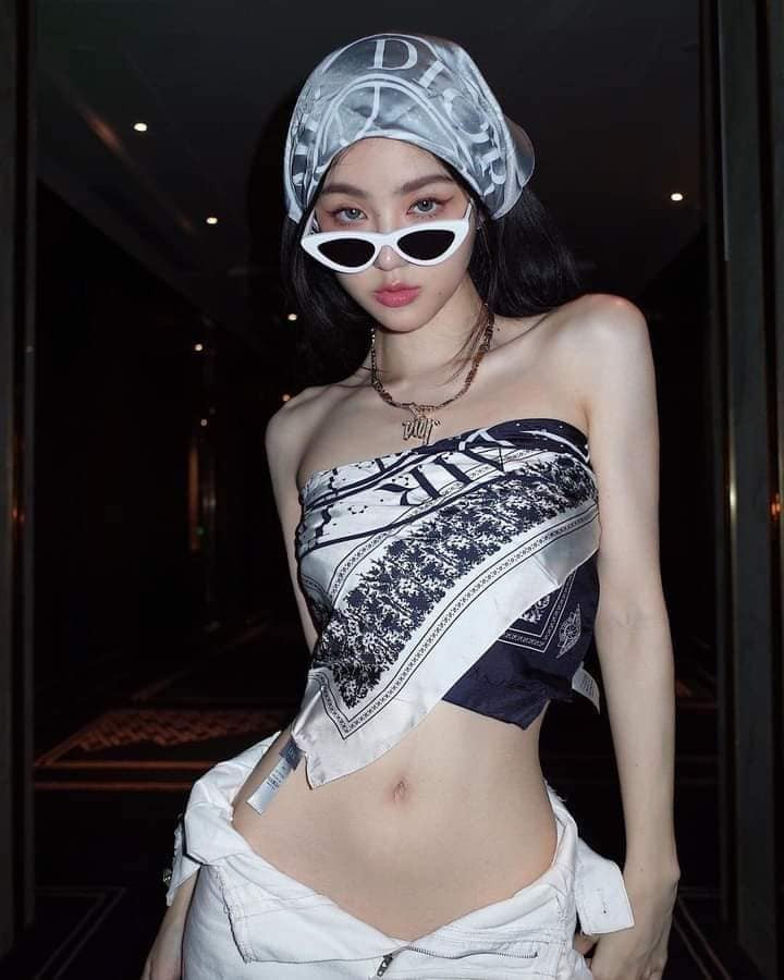 Cô nàng này còn được biết tới là một tiểu thư xinh đẹp, nổi tiếng với lối sống xa hoa khiến ai cũng ghen tị.