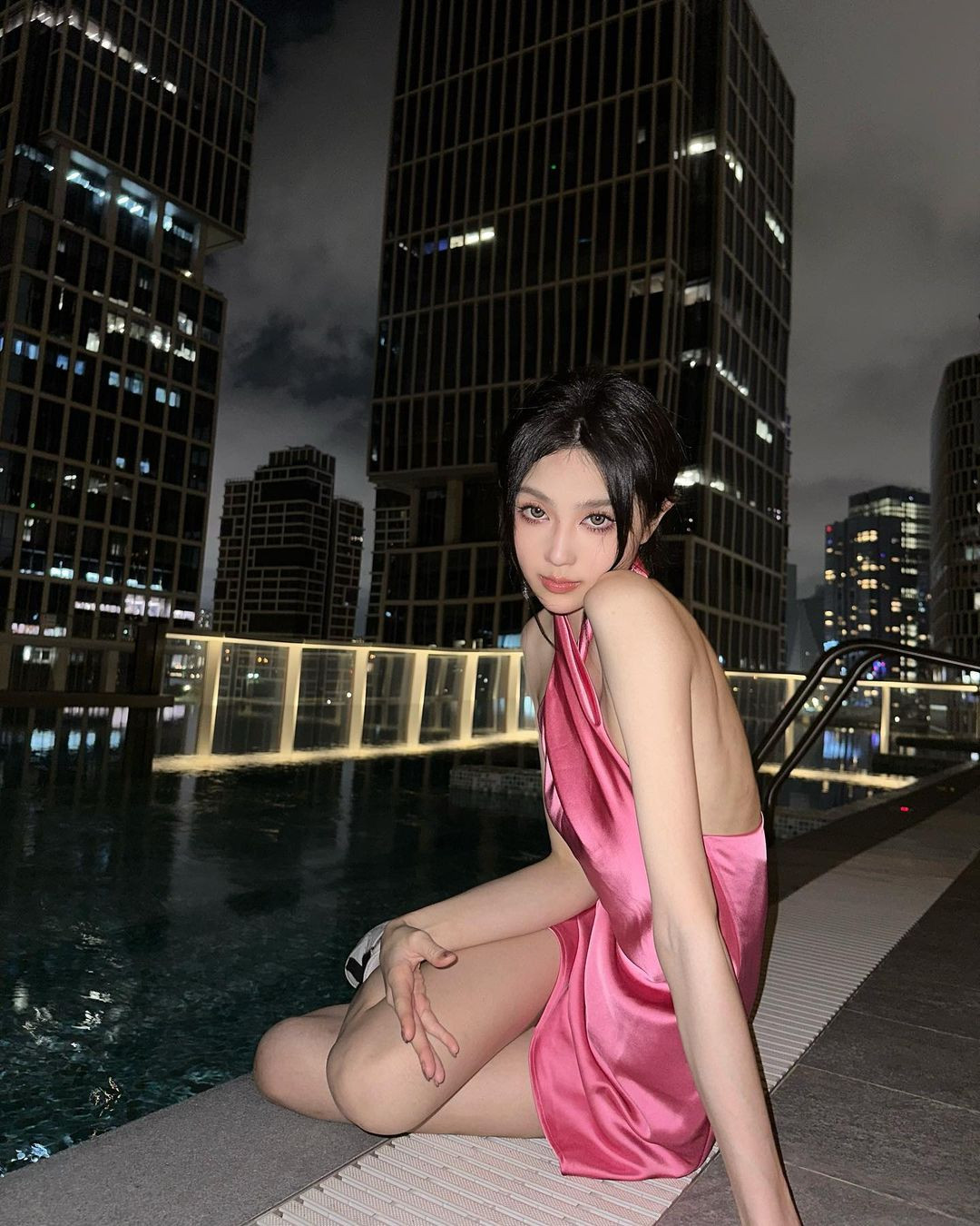 Túi hiệu, siêu xe thường xuất hiện trong các bức ảnh của cô. Cuộc sống này khiến bao người phải trầm trồ.