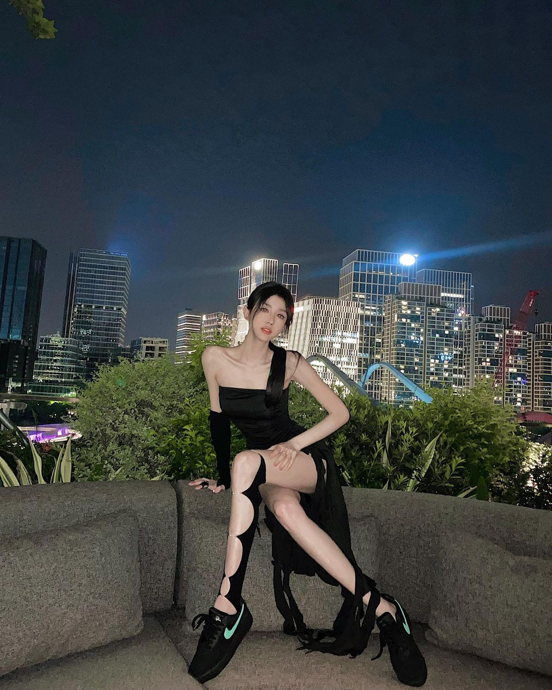 Da trắng ngần, xương quai xanh lộ rõ, chân thon dài, khuôn mặt được trang điểm trong veo là tiêu chuẩn của một hot girl hàng đầu ở Trung Quốc.