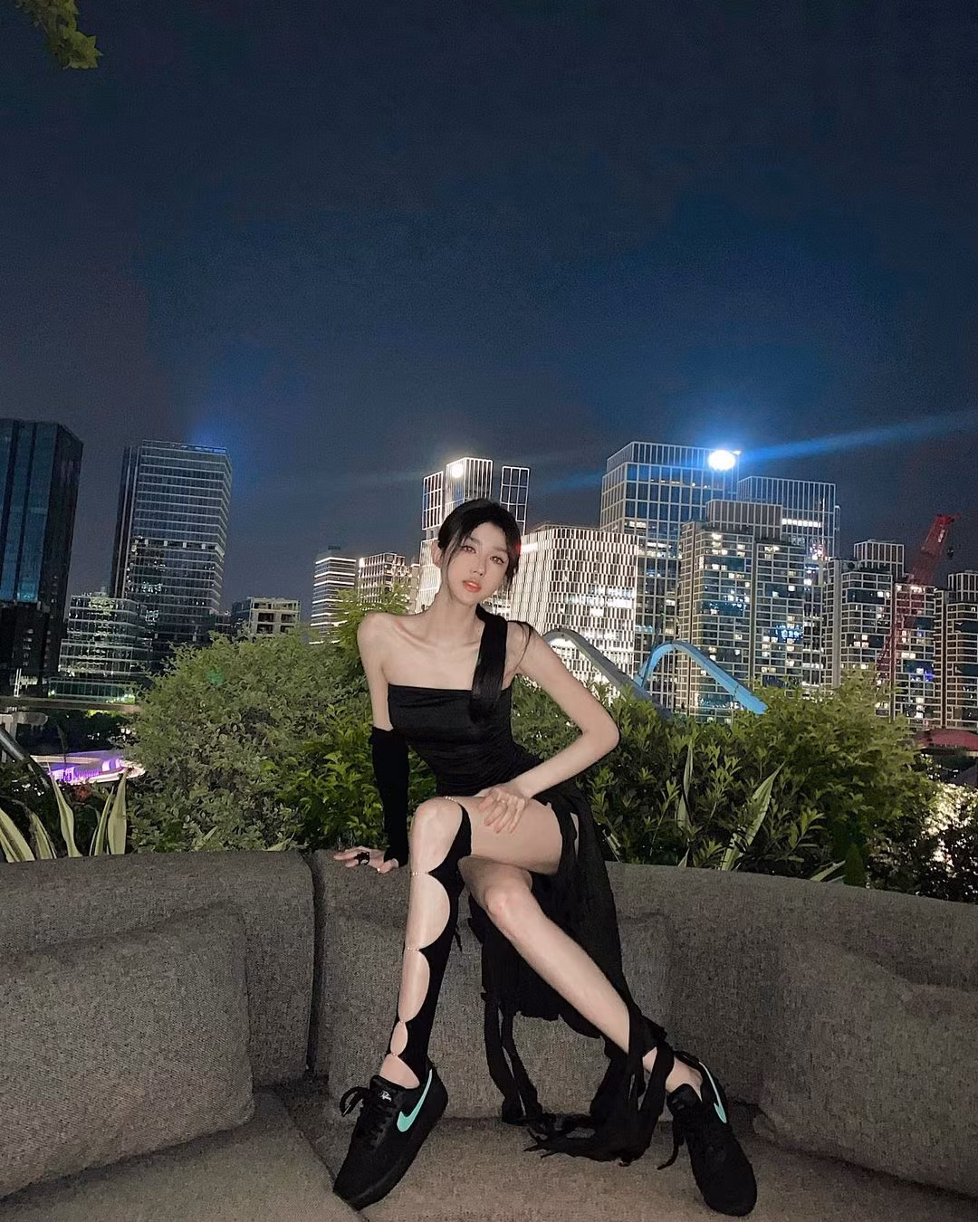 Da trắng ngần, xương quai xanh lộ rõ, chân thon dài, khuôn mặt được trang điểm trong veo là tiêu chuẩn của một hot girl hàng đầu ở Trung Quốc.