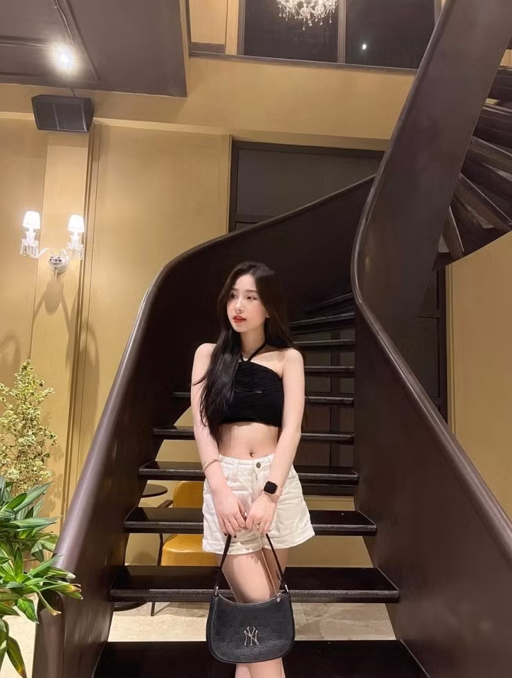 Không còn hình ảnh dễ thương, đáng yêu, mái tóc dài đen, hot TikToker chuyển sang kiểu tóc ngắn hiện đại, trẻ trung. Vóc dáng của cô nàng cũng thon thả hơn, mặt nhỏ phù hợp với nhiều tạo hình khác nhau.