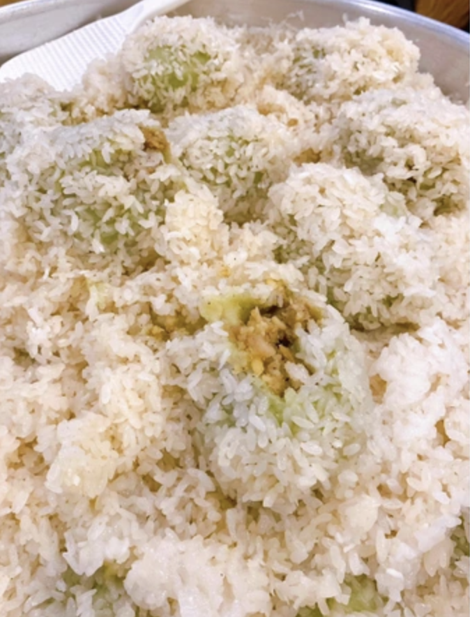 Cô chủ quán vui tính chia sẻ: "Ban đầu tôi bán để phụ giúp gia đình và chỉ bán tại nhà, còn cuối tuần thì bán dạo ngoài đường, gần khu chợ nơi mình ở. Lâu dần, món xôi này được nhiều người Hàn và cư dân địa phương yêu thích, ủng hộ thường xuyên. Đến nay, tôi và mẹ đã có thể tự mở một quán nhỏ phục vụ thực khách tới ăn tại chỗ hoặc mua mang về”.