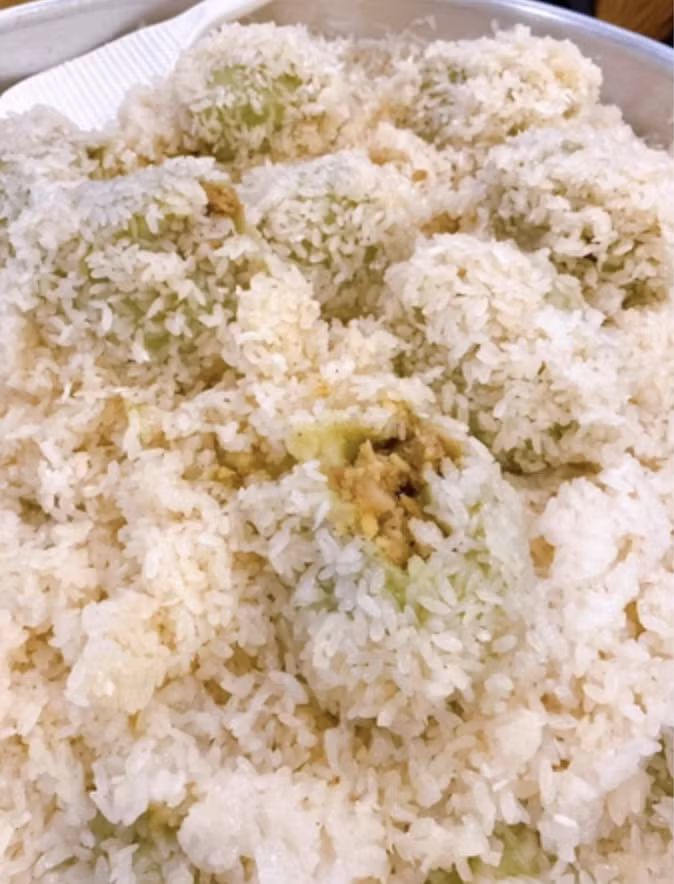 Cô chủ quán vui tính chia sẻ: "Ban đầu tôi bán để phụ giúp gia đình và chỉ bán tại nhà, còn cuối tuần thì bán dạo ngoài đường, gần khu chợ nơi mình ở. Lâu dần, món xôi này được nhiều người Hàn và cư dân địa phương yêu thích, ủng hộ thường xuyên. Đến nay, tôi và mẹ đã có thể tự mở một quán nhỏ phục vụ thực khách tới ăn tại chỗ hoặc mua mang về”.