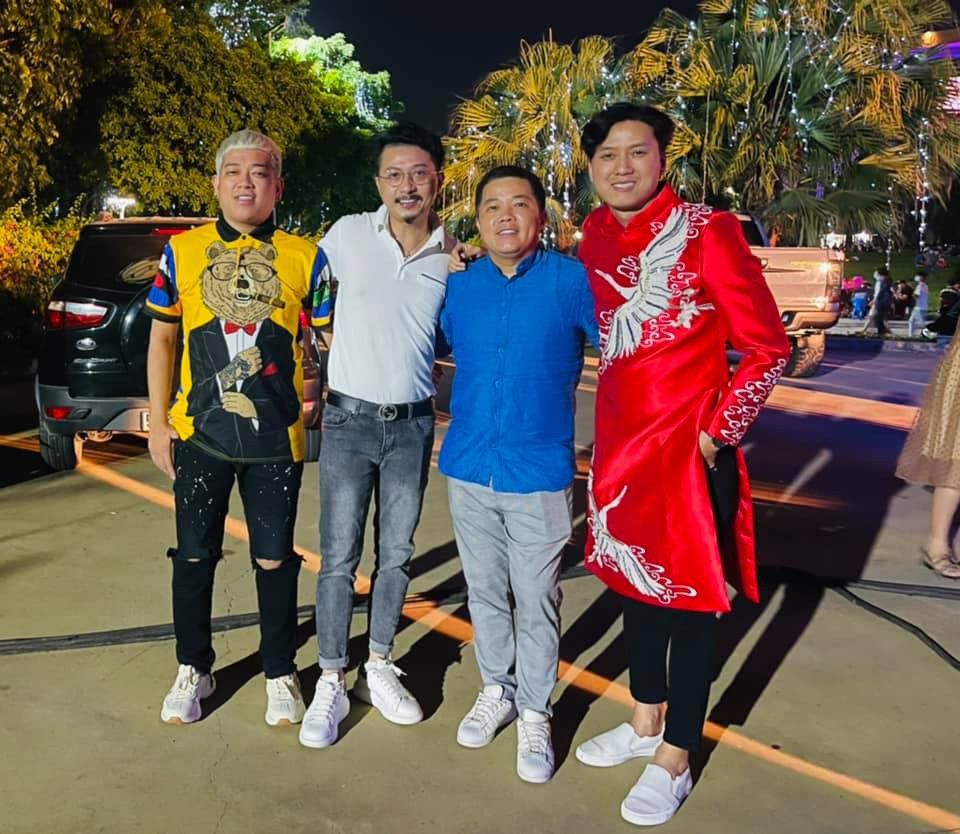 Diễn viên hài Hứa Minh Đạt cùng nhóm bạn Quách Ngọc Tuyên, Hoàng Mèo và Thanh Tân tham gia một show diễn chào đón năm mới 2021. Nam diễn viên cảm thấy hạnh phúc khi mang lại tiếng cười cho khán giả vào ngày đầu năm.