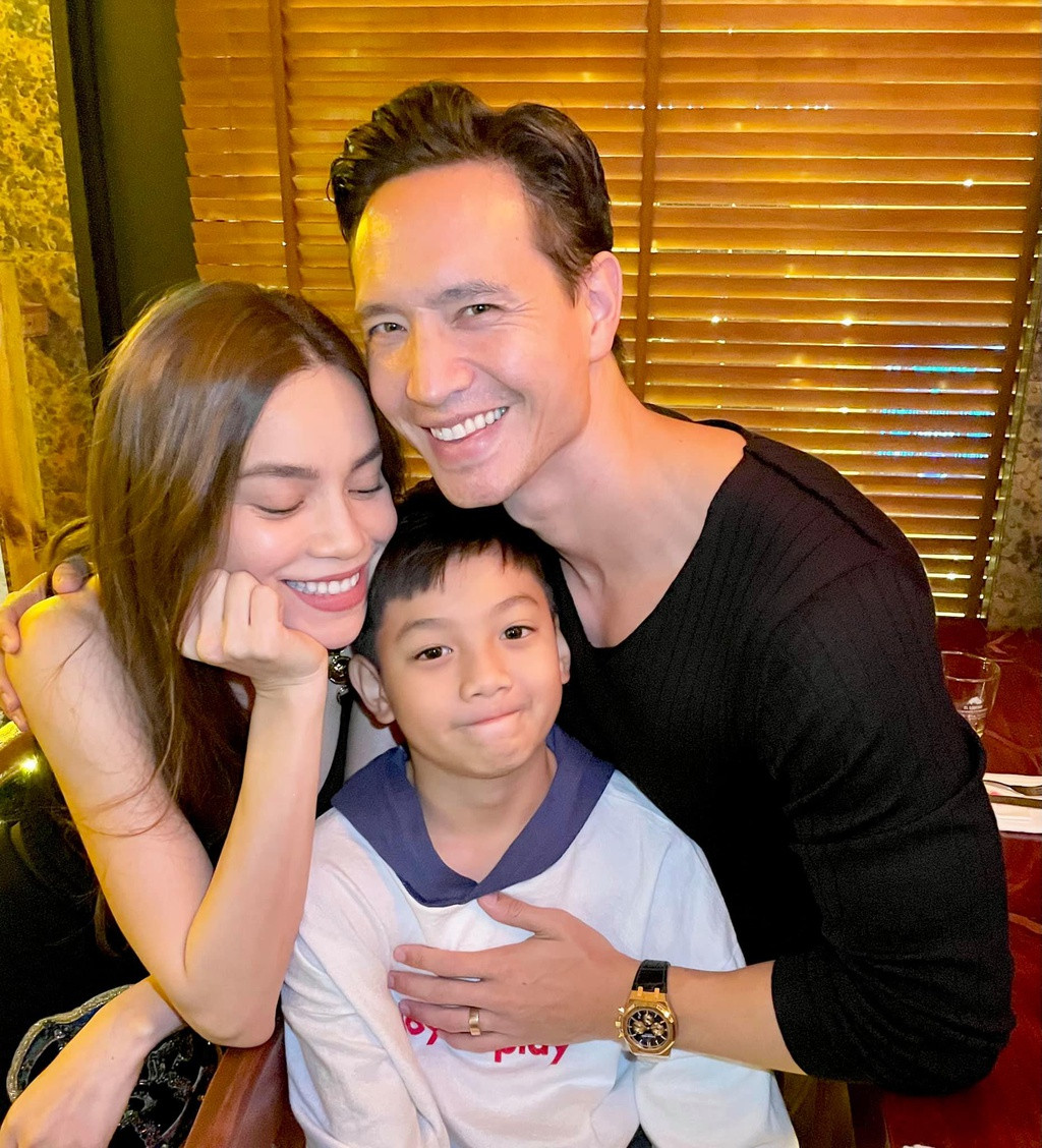 Trong thời khắc đón năm mới, Kim Lý đăng khoảnh khắc tình cảm bên Hồ Ngọc Hà và Subeo. Anh gửi lời chúc yêu thương đến bạn bè, khán giả.