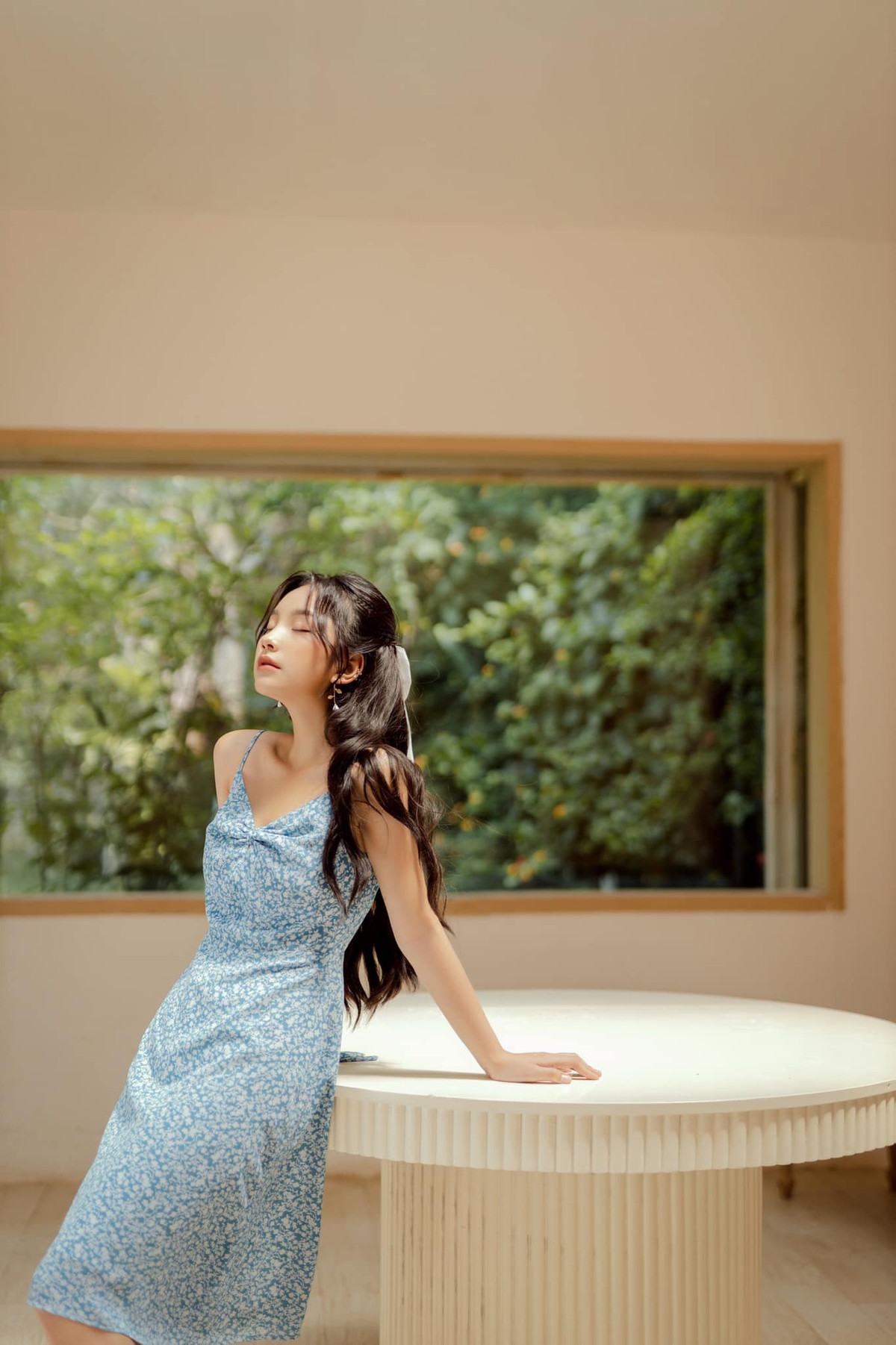 Ngay từ khi bước ra trong bộ váy trắng và mái tóc tém hiện đại, Thu Hà Ceri đã khiến cả khán phòng trầm trồ, xuýt xoa với nhan sắc trong trẻo, thiên thần của mình. Không mất nhiều thời gian, chỉ một vài câu nói đùa cũng đã khiến Otis và Đức Ứng rụng rời, lập tức bấm chuông hẹn hò.