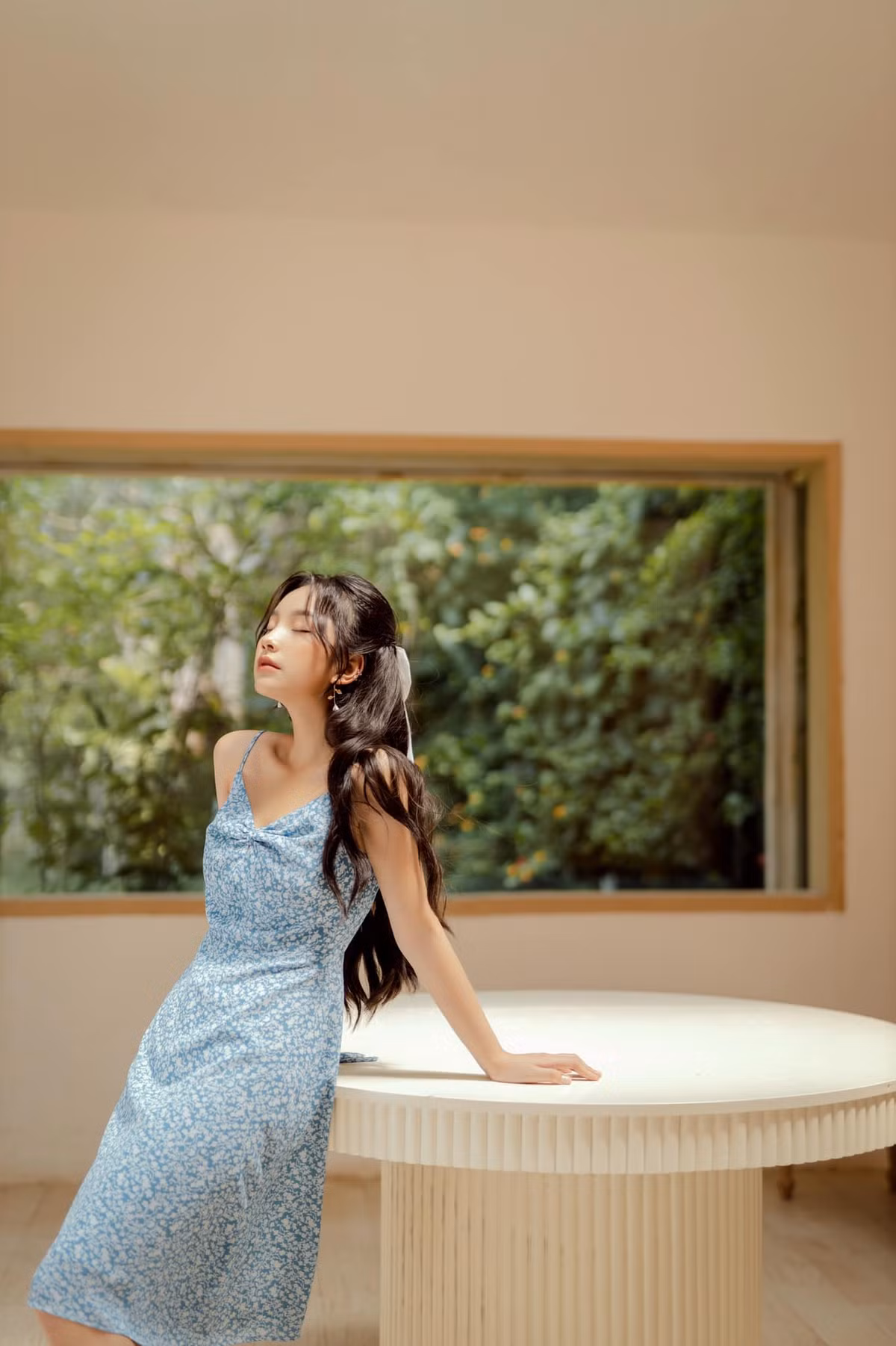 Ngay từ khi bước ra trong bộ váy trắng và mái tóc tém hiện đại, Thu Hà Ceri đã khiến cả khán phòng trầm trồ, xuýt xoa với nhan sắc trong trẻo, thiên thần của mình. Không mất nhiều thời gian, chỉ một vài câu nói đùa cũng đã khiến Otis và Đức Ứng rụng rời, lập tức bấm chuông hẹn hò.