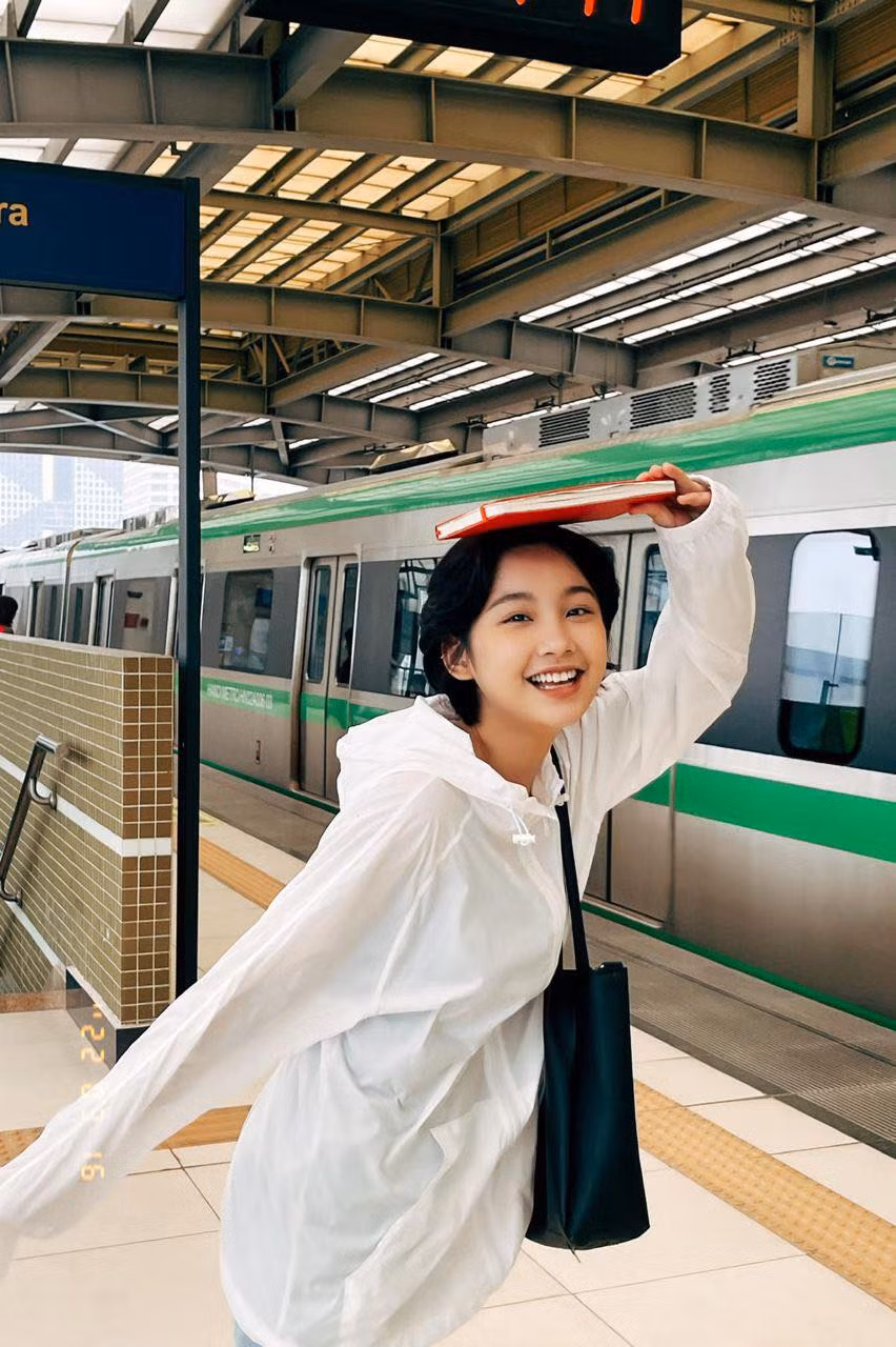 Năm lớp 10, Thu Hà Ceri trở nên nổi tiếng khắp cả trường vì nhan sắc xinh đẹp của mình. Từ đó mà cô được mọi người biết đến và bắt đầu công việc làm người mẫu ảnh.