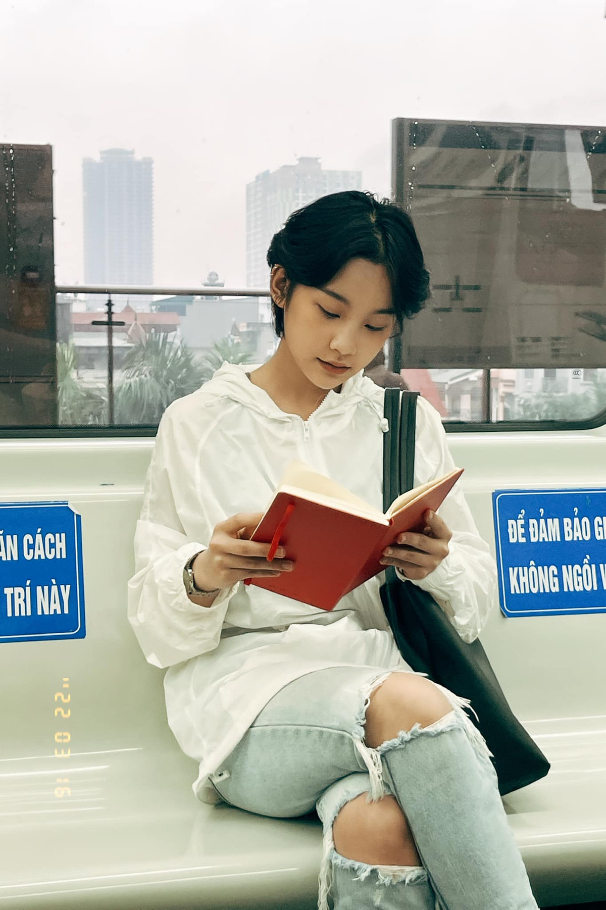 Ban đầu, bởi vì không có năng khiếu nên Thu Hà Ceri không biết diễn như thế nào cả. Nhưng sau nhiều lần cố gắng, cô nàng cũng đã thành công và có cho mình vai diễn đầu tiên trong web drama Phòng trọ kỳ quặc.