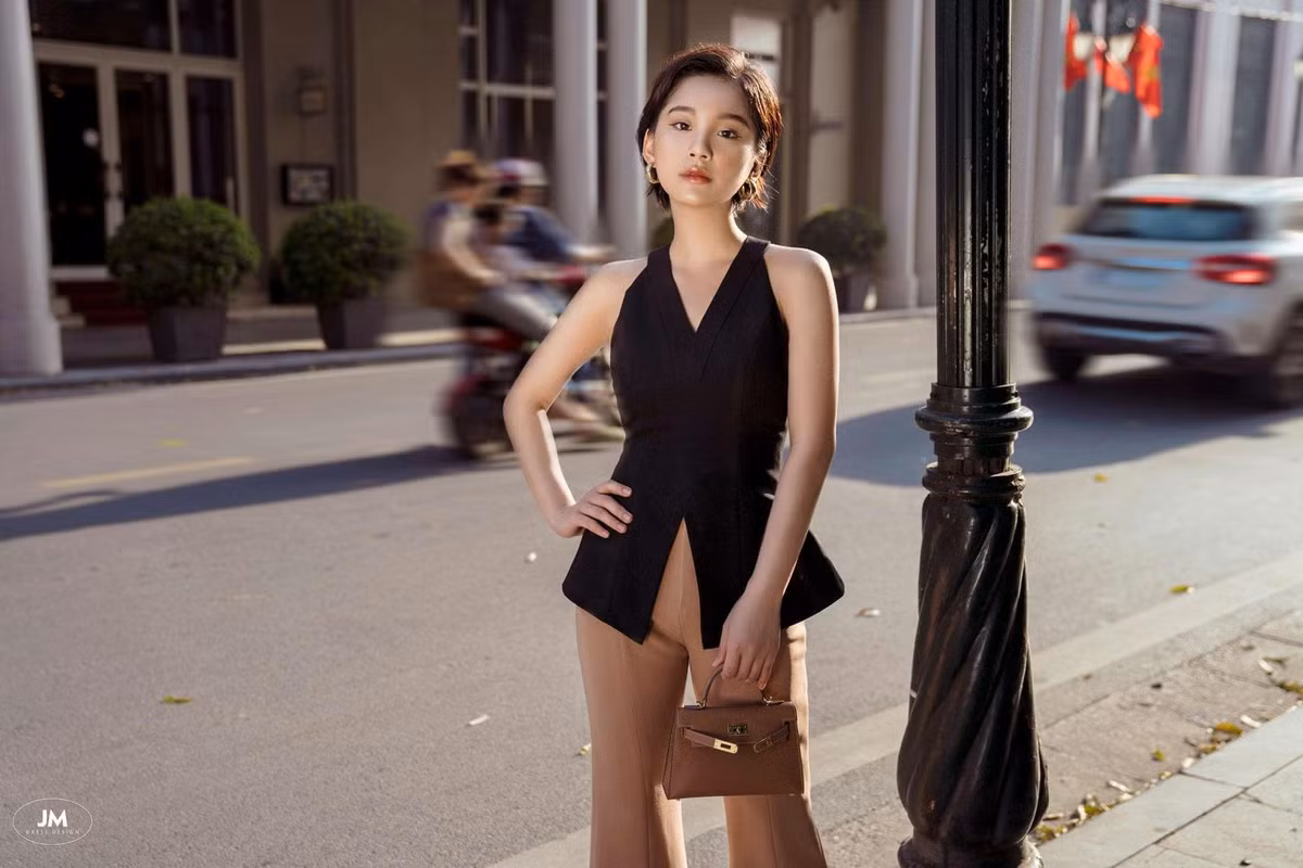 Ban đầu, Thu Hà Ceri nhận làm mẫu thời trang và chụp mẫu cưới. Đến năm lớp 12, cô có nhiều kinh nghiệm hơn và bắt đầu sự nghiệp người mẫu chuyên nghiệp.