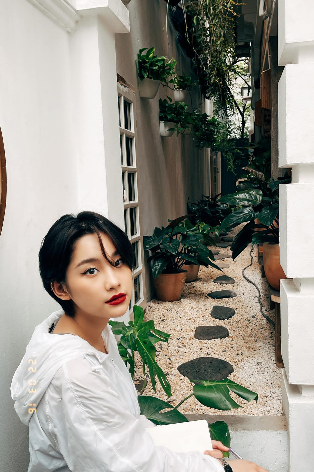 Đặc biệt hơn, Thu Hà Ceri còn bất ngờ nổi tiếng hơn sau khi tham gia vào MV “Sau lưng anh có ai kìa” của ca sĩ Thiều Bảo Trâm. Vào vai cô gái nữ phụ “trà xanh”, gái xinh người Tày được nhận xét có nhiều điểm tương đồng với “nàng thơ” Hải Tú của Sơn Tùng M-TP.