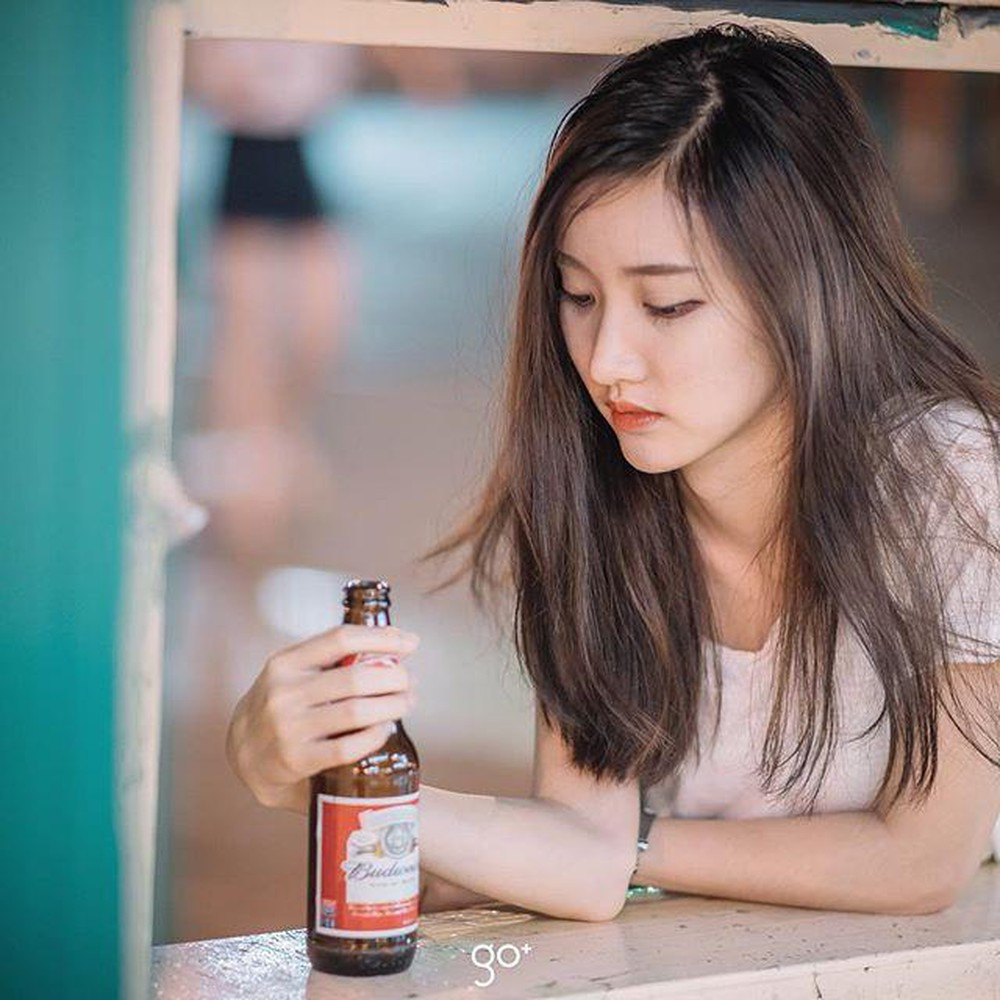 Ngoài đi học, hot girl xứ Triệu Voi cũng tham gia làm mẫu ảnh cho một số nhãn hiệu thời trang. Cô nàng thường xuyên nhận được lời mời từ nhiếp ảnh gia để thực hiện các bộ ảnh trong trẻo, tươi sáng.