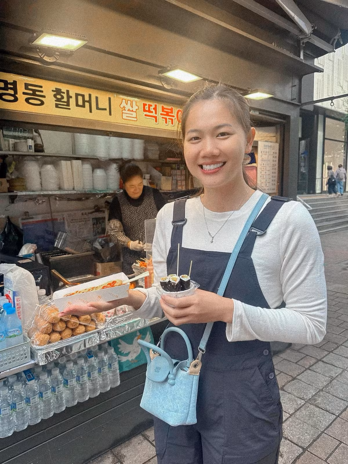 Nụ cười tươi tắn, thần sắc tươi trẻ của cựu VĐV bơi lội ĐT Việt Nam nhanh chóng khiến mọi người thích thú.