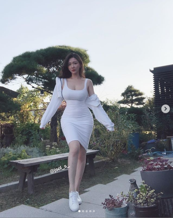 Được khen ngợi về tài sắc vẹn toàn, Jsol hiện đang là một trong những hot girl nhận được nhiều sự chú ý nhất tại Hàn Quốc.