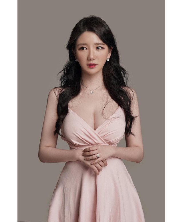 Gương mặt ưa nhìn, thân hình vạn người mê, hot girl Jsol hoàn toàn có thể theo đuổi công việc như các hot girl, người mẫu ảnh. Nhưng cô nàng lại lựa chọn việc sang Pháp du học tấm bằng thạc sĩ.