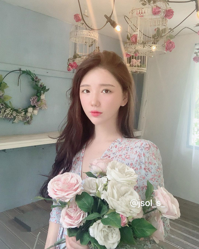 Không chỉ gây ấn tượng bằng gương mặt tựa thiên thần, hot girl Hàn Quốc - Jsol còn khiến nhiều người phải ngưỡng mộ với thân hình "vòng nào ra vòng đấy".