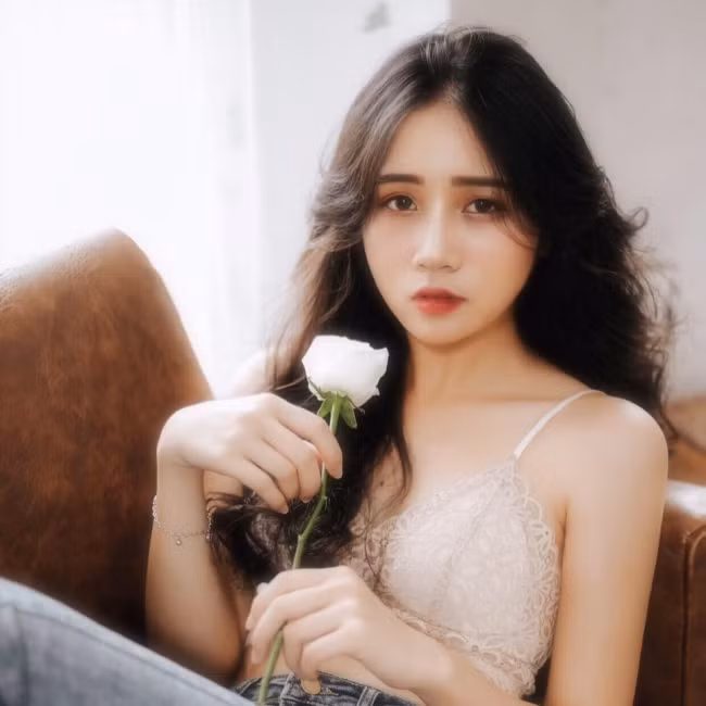 Nổi bật với ngoại hình xinh đẹp, Thảo Huyền cũng nhận được những lời mời làm người mẫu ảnh.