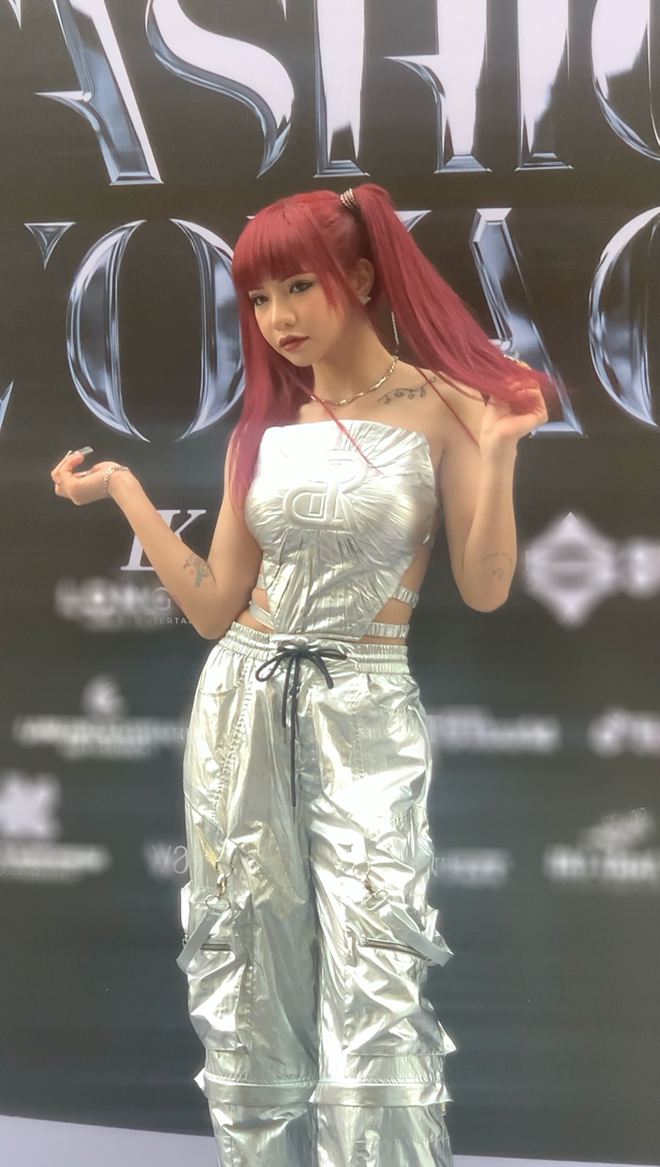 Mới đây, xuất hiện trong một sự kiện thời trang, CiiN nhận nhiều lời khen khi lọt ống kính camera thường. Cô nàng khoe trọn nhan sắc với mái tóc đỏ đặc trưng cùng bộ cánh màu bạc nổi bật.