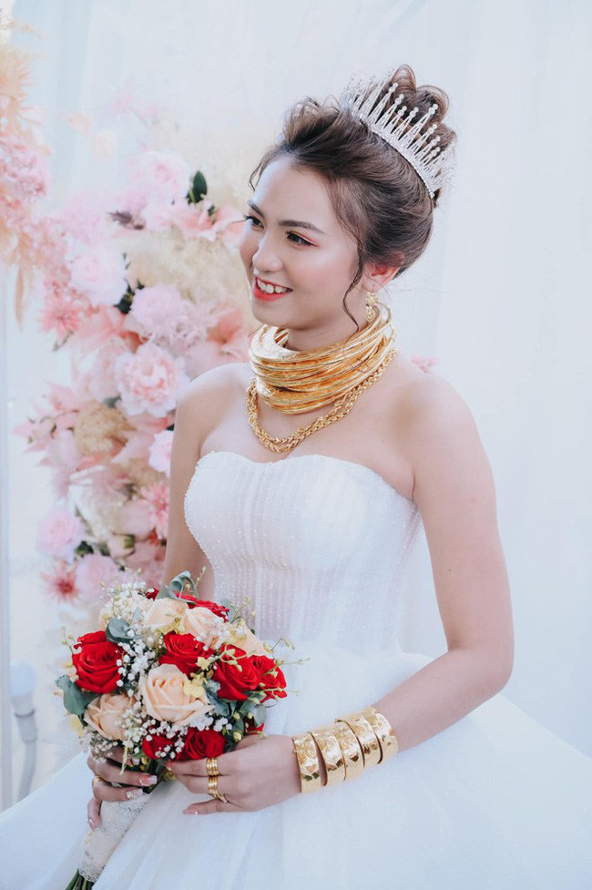 Mọi người dành tặng đến cặp tân nương, tân lang lời chúc hạnh phúc, đồng thời xin vía để được 1 lần chịu "gánh nặng" tiền vàng này trong ngày cưới.