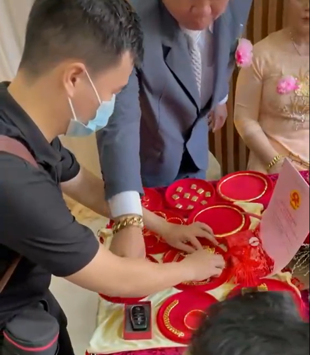 Đó là cặp cô dâu chú rể ở Hậu Giang vừa tổ chức đám cưới vào đúng ngày ngày đầu năm tết Dương Lịch 2022.