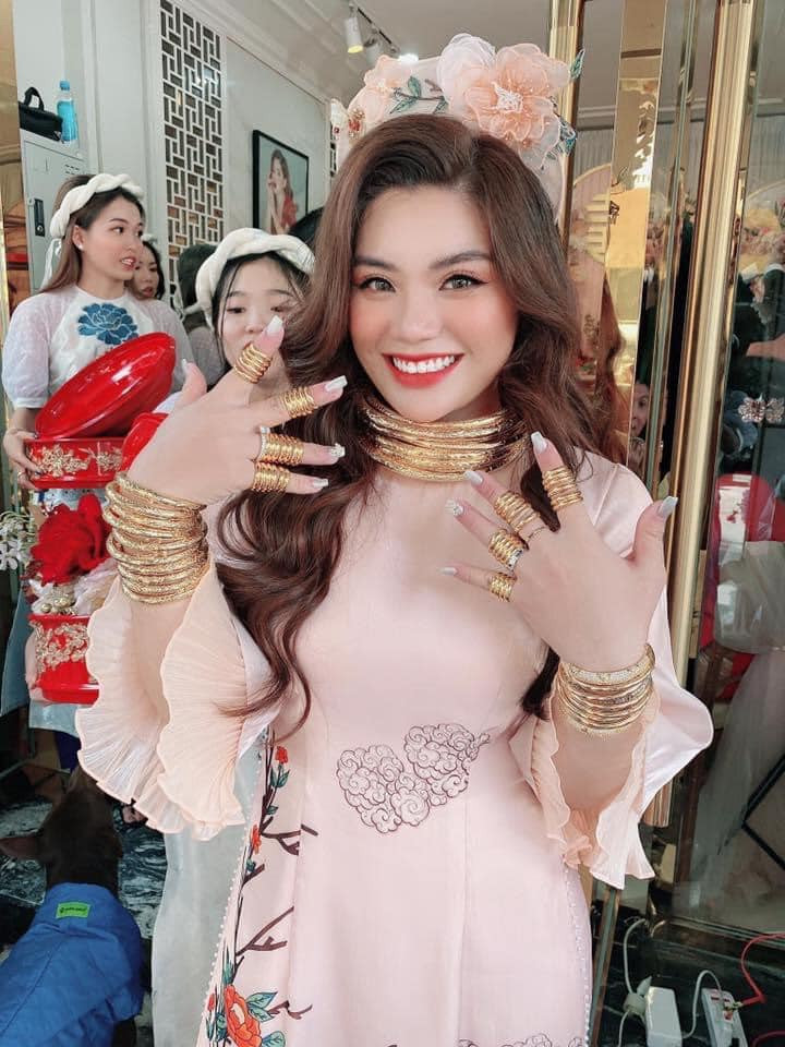 Những đám cưới với của hồi môn là vàng đeo trũi cổ không còn xa lạ với netizen.