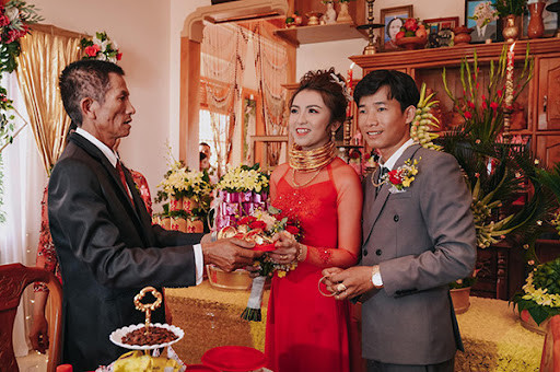 Chủ nhân đoạn clip cũng tiết lộ thêm, về phần nhà trai cũng không kém cạnh tặng con dâu 6 cây vàng, trang sức kim cường và 200 triệu đồng tiền mặt.