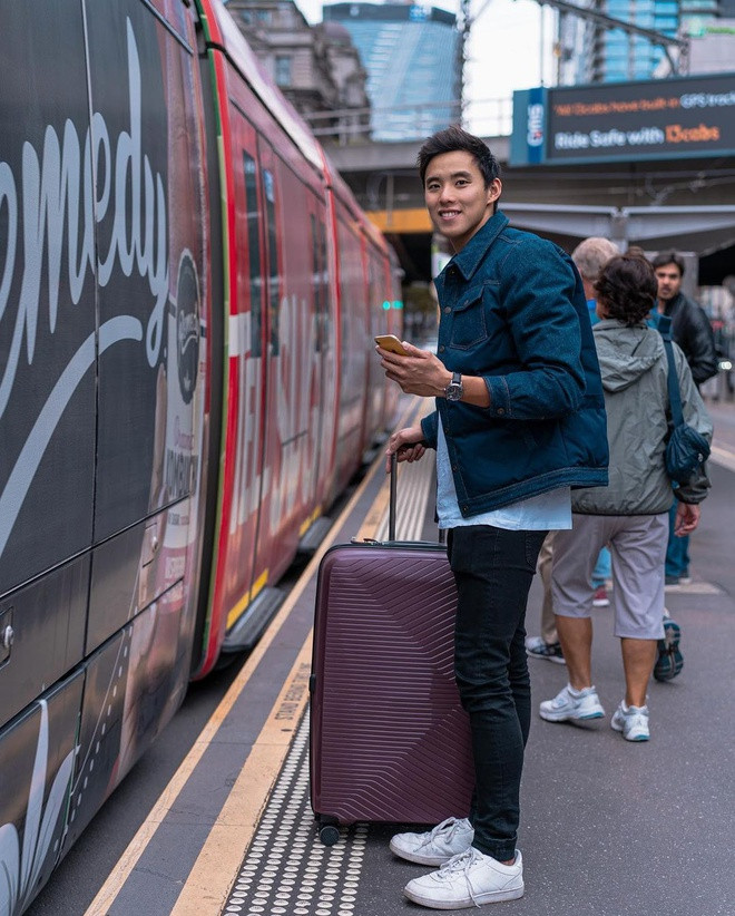  Kinh ngư trẻ Malaysia thi đấu tại giải Sarawak's President Cup một năm sau đó. Đến năm 12 tuổi, anh đã tham gia đội bơi lội của bang Sarawak, theo DSA Swim Team.