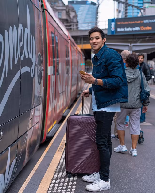  Kinh ngư trẻ Malaysia thi đấu tại giải Sarawak's President Cup một năm sau đó. Đến năm 12 tuổi, anh đã tham gia đội bơi lội của bang Sarawak, theo DSA Swim Team.