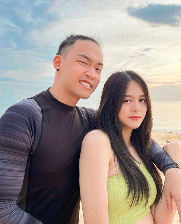 Thủng Long Family cũng chỉ đăng tải những khoảnh khắc trong cuộc sống hàng ngày như dọn nhà, đi chơi, đi siêu thị hay chăm em bé,... Song, với sự lầy lội đã trở thành thương hiệu, những câu chuyện qua lời kể cùng diễn xuất của cặp đôi đều rất giải trí, tạo ra cảm giác chân thực khiến khán giả “cười bò”.