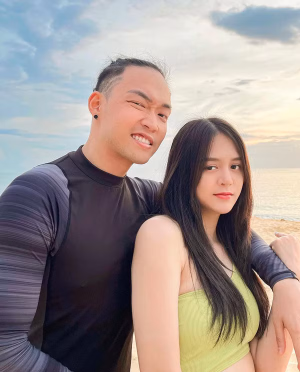 Thủng Long Family cũng chỉ đăng tải những khoảnh khắc trong cuộc sống hàng ngày như dọn nhà, đi chơi, đi siêu thị hay chăm em bé,... Song, với sự lầy lội đã trở thành thương hiệu, những câu chuyện qua lời kể cùng diễn xuất của cặp đôi đều rất giải trí, tạo ra cảm giác chân thực khiến khán giả “cười bò”.