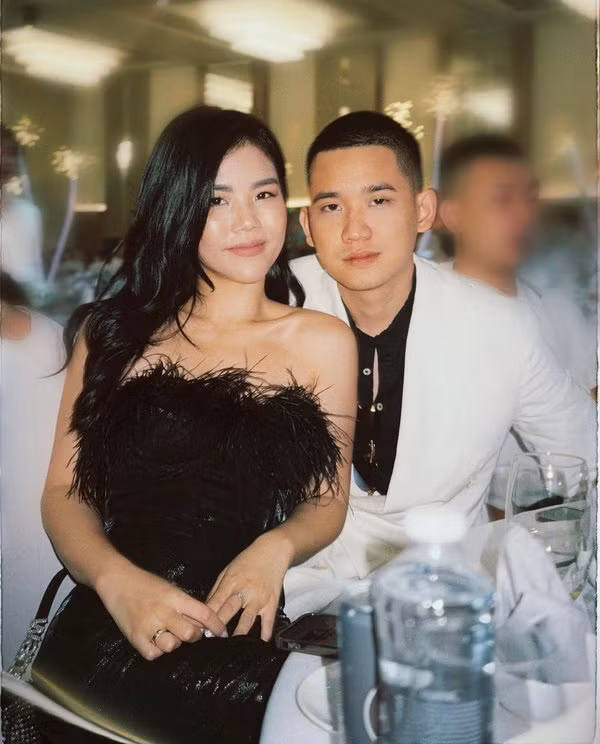 Giống như cặp đôi Linda Ngô và Phong Đạt, Changa Lacci (Trần Minh Trang) cùng Trox (Nguyễn Minh Hoàng) cũng trở về từ Nga. Nội dung trên kênh của cặp đôi này thường là những tình huống “bất ổn” mà bất kỳ gia đình nào cũng phải có như vợ đòi mua đồ, vợ giữ lương của chồng hay chồng xin vợ đi chơi với bạn bè,...