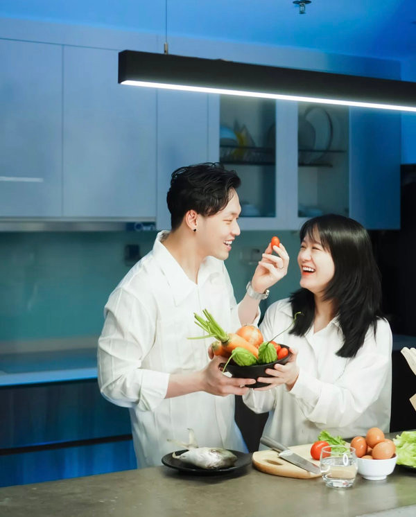 Được biết, hành trình yêu nhau, đồng hành cùng nhau trong cả công việc và cuộc sống của Thủng Long và Bom đến nay đã được gần 10 năm.