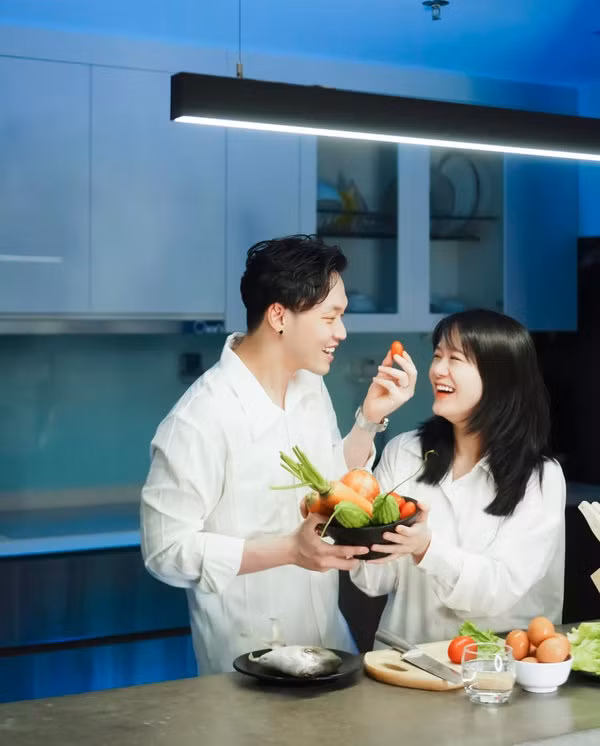 Được biết, hành trình yêu nhau, đồng hành cùng nhau trong cả công việc và cuộc sống của Thủng Long và Bom đến nay đã được gần 10 năm.