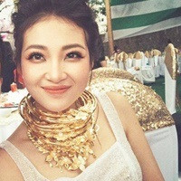 Chứng kiến hình ảnh cô dâu đeo nhiều vàng như trên, nhiều dân mạng từng tếu táo bình luận rằng họ lo ngại cho sức khỏe của nữ chính bởi sợ bị... vẹo cổ vì quá nhiều trang sức.