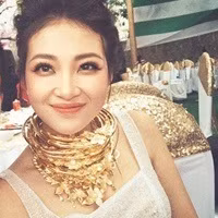 Chứng kiến hình ảnh cô dâu đeo nhiều vàng như trên, nhiều dân mạng từng tếu táo bình luận rằng họ lo ngại cho sức khỏe của nữ chính bởi sợ bị... vẹo cổ vì quá nhiều trang sức.