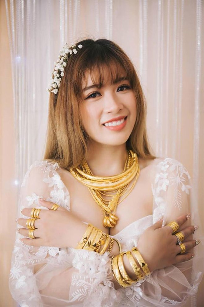 Đầu tháng 3/2019, MXH lan truyền những bức ảnh của cô dâu đến từ Trà Vinh đeo hơn 20 cây vàng trên người trong ngày cưới.