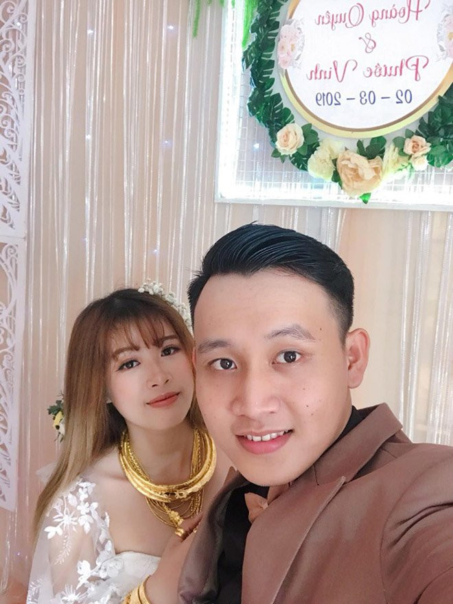 Chứng kiến số lượng vàng cô dâu trên đeo trên người, nhiều dân mạng để lại bình luận sửng sốt bởi trên người cô là cả một gia tài mà ai cũng khao khát sở hữu.