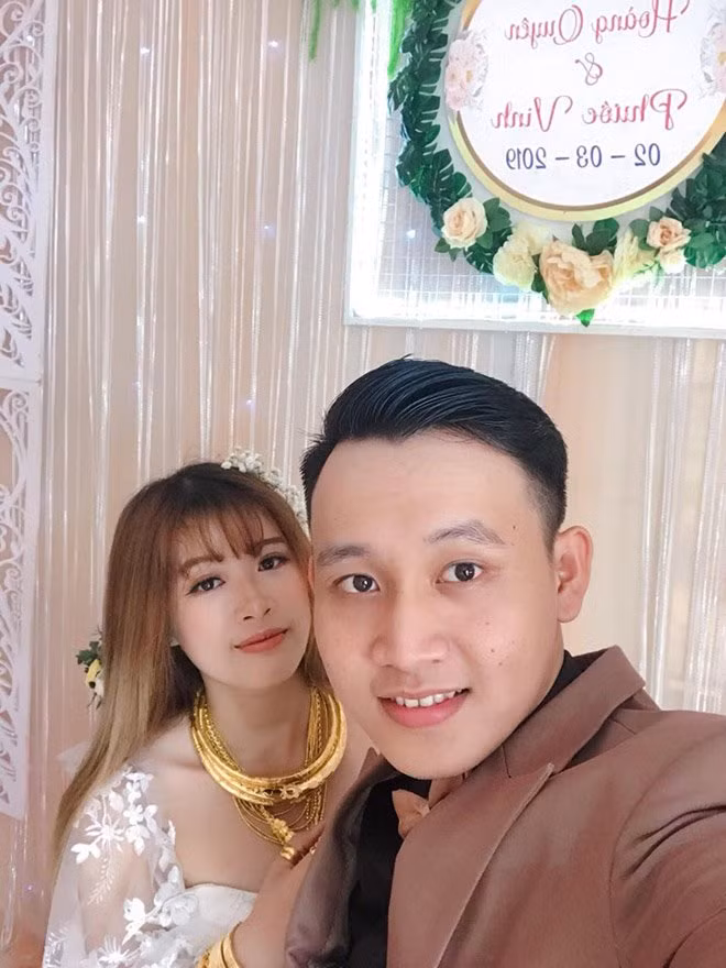 Chứng kiến số lượng vàng cô dâu trên đeo trên người, nhiều dân mạng để lại bình luận sửng sốt bởi trên người cô là cả một gia tài mà ai cũng khao khát sở hữu.