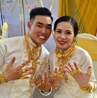 Trước Vân Anh rất nhiều cô dâu - chú rể cũng gây sốt khi được bố mẹ trao của hồi môn khủng.