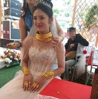 Điểm chung của các cô dâu trên là ngoài sự xinh đẹp, lộng lẫy của mình trong ngày cưới, trên người họ còn đeo rất nhiều vàng khiến ai cũng phải choáng ngợp.
