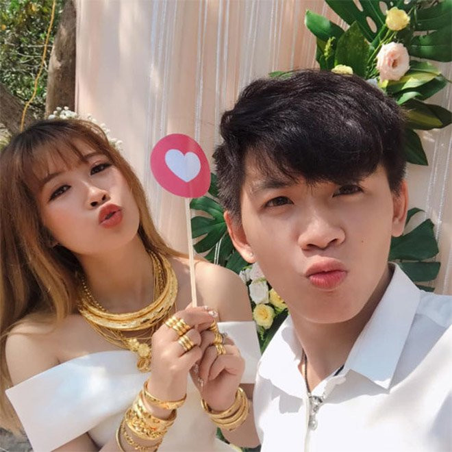 Ngay sau khi lên sóng, danh tính cô dâu Trà Vinh trên đã được tìm ra đó là Hoàng Quyên (29 tuổi, làm thợ trang điểm) và người chồng có tên Phước Vinh.