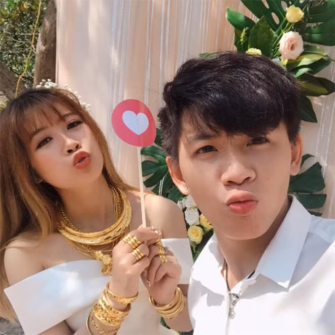 Ngay sau khi lên sóng, danh tính cô dâu Trà Vinh trên đã được tìm ra đó là Hoàng Quyên (29 tuổi, làm thợ trang điểm) và người chồng có tên Phước Vinh.