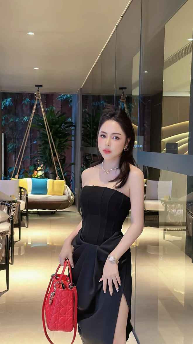 Hậu công khai tiếp tục phẫu thuật thẩm mỹ, cụ thể là hạ sống mũi và kích mí mắt, thì đây là lần hiếm hoi Bạch Lan Phương tham dự sự kiện và lọt ống kính “team qua đường”. Do vậy, nhan sắc của cô nàng khiến dân tình vô cùng quan tâm.