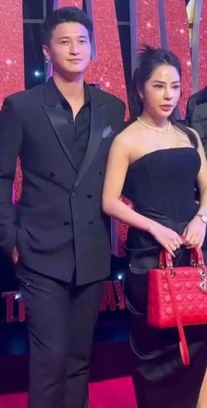 Theo đó, nhiều người nhận xét Bạch Lan Phương trông vô cùng trẻ trung. Sắc vóc qua camera thường cũng rất cuốn hút với làn da trắng không tì vết, body quyến rũ.