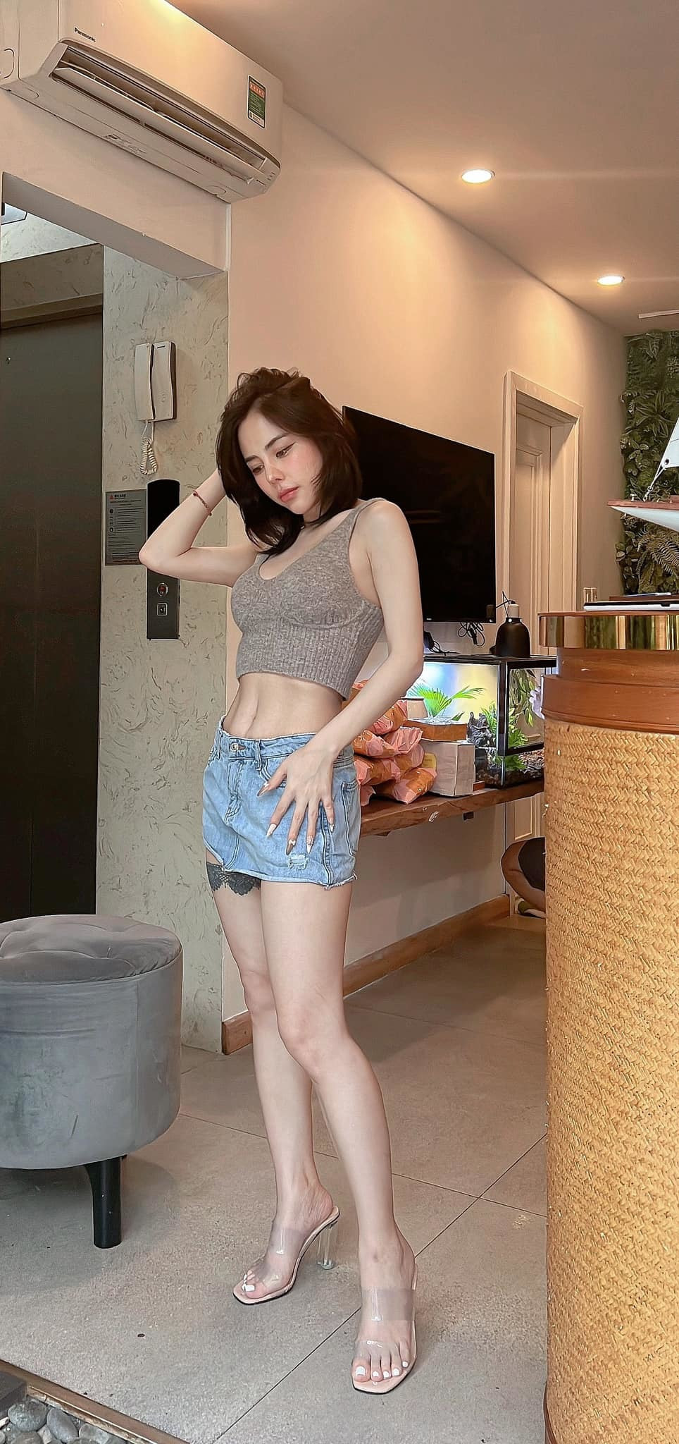 Bạn gái Huỳnh Anh cho hay, việc phẫu thuật giúp bản thân xinh đẹp, tự tin hơn nên cô không ngại khoe ra những điểm mà bản thân thay đổi.