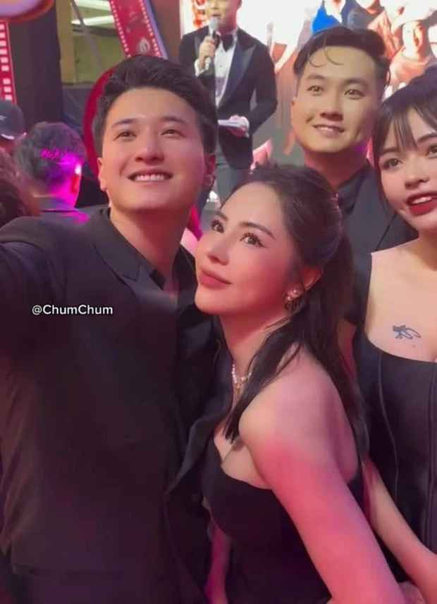 Trong khi Huỳnh Anh vẫn nhận nhiều lời khen bởi vẻ ngoài điển trai, bảnh bao thì bạn gái hơn 6 tuổi cũng được netizen chú ý không kém.