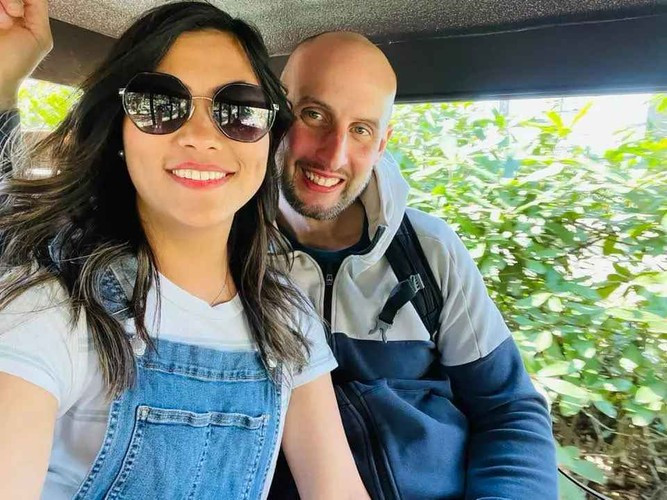 Lò Thị Mai cũng tiết lộ anh Wim là người chủ động kết bạn và làm quen với mình. Sau 2 tuần tìm hiểu, Mai đã chính thức nhận lời yêu khi được anh tỏ tình.