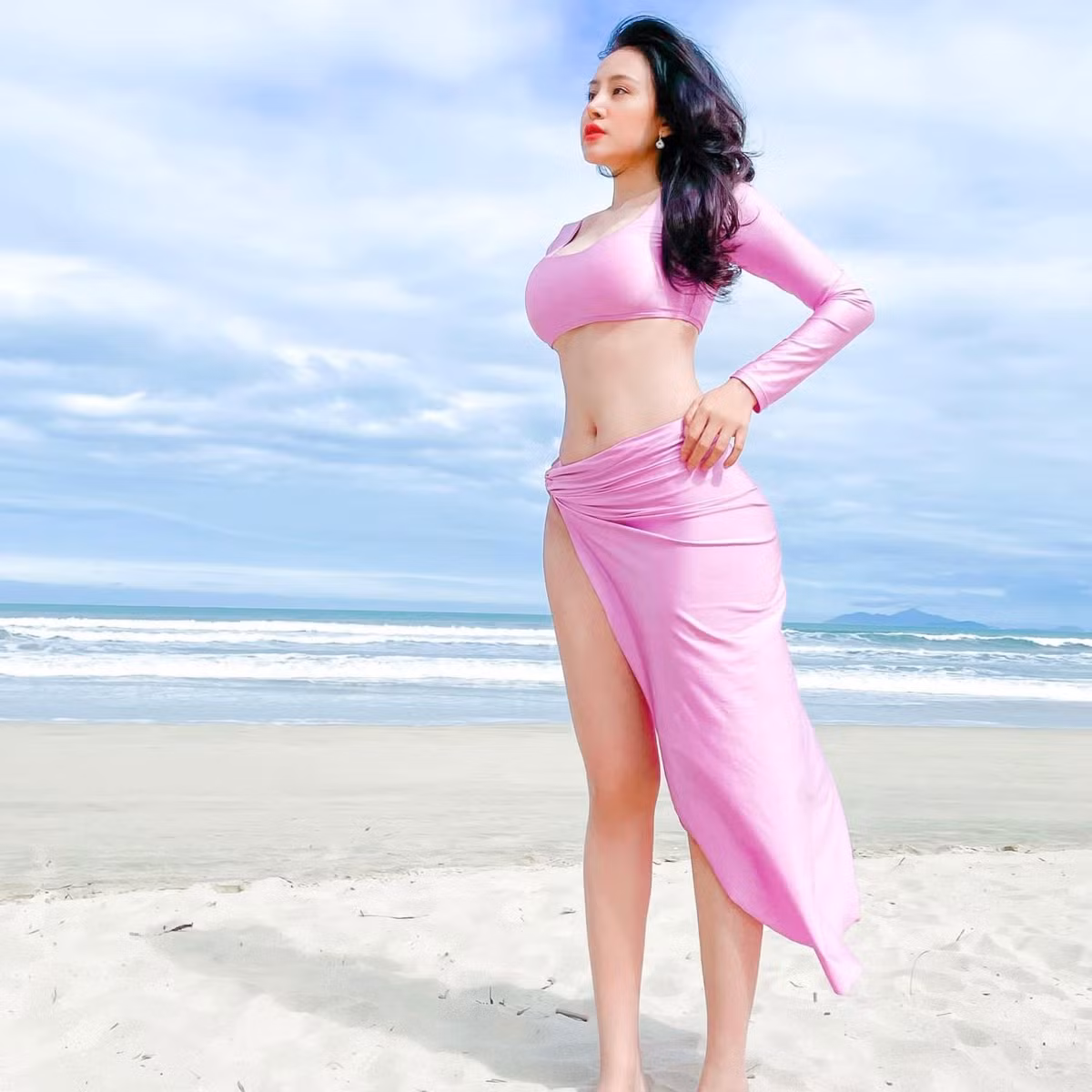 Người đẹp đình đám một thời cảm thấy hài lòng với những gì mình đang có. Ở độ tuổi ngoài 30, cô mong muốn dành nhiều thời gian cho gia đình, không bon chen, tham vọng.